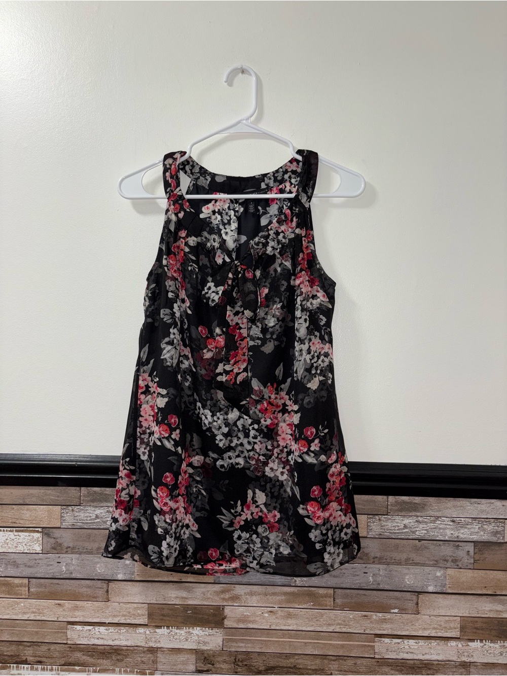 White House Black Market Black Floral Sleeveless Top with Pink Accents Size 2
